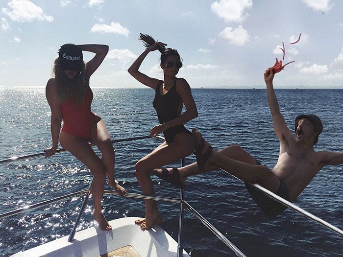 Guy-photoshop-mismo-en-kendall-jenner-photo-fall-off-of-boat