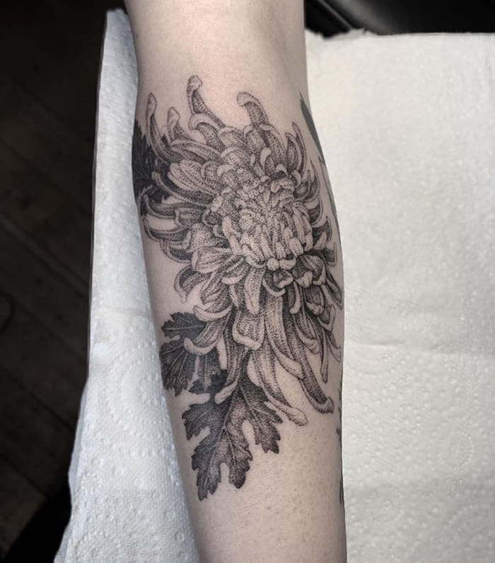 Tatuaje Dotwork Flor por Annita Maslov