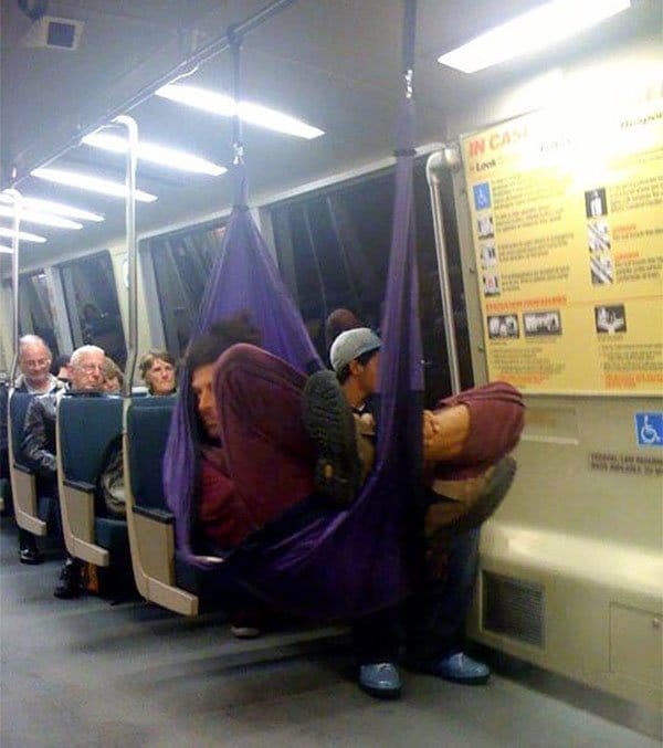 Las personas más extrañas que jamás instalaron el metro de la hamaca