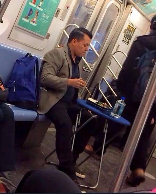 Las personas más raras que el metro ha visto a un tipo con una mesa