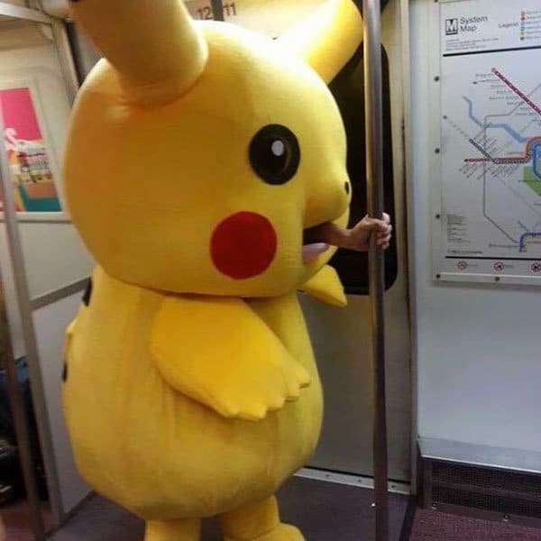 Las personas más extrañas que ha visto el pikachu del metro