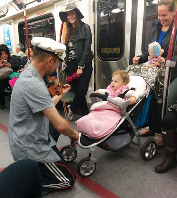 Las personas más extrañas que el hombre del metro ha visto tocar el violín para su hijo