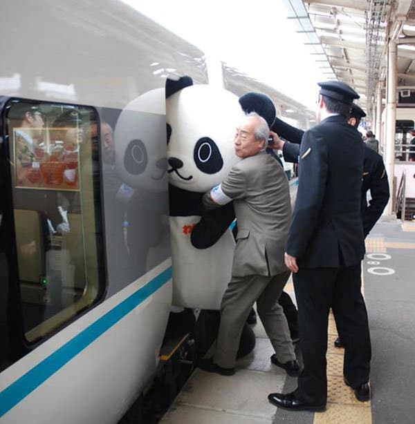 Las personas más extrañas que vio en el metro empujándole un panda