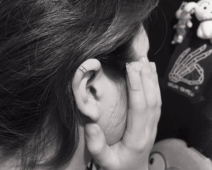 H helix ear tatooo con tatuaje geomi