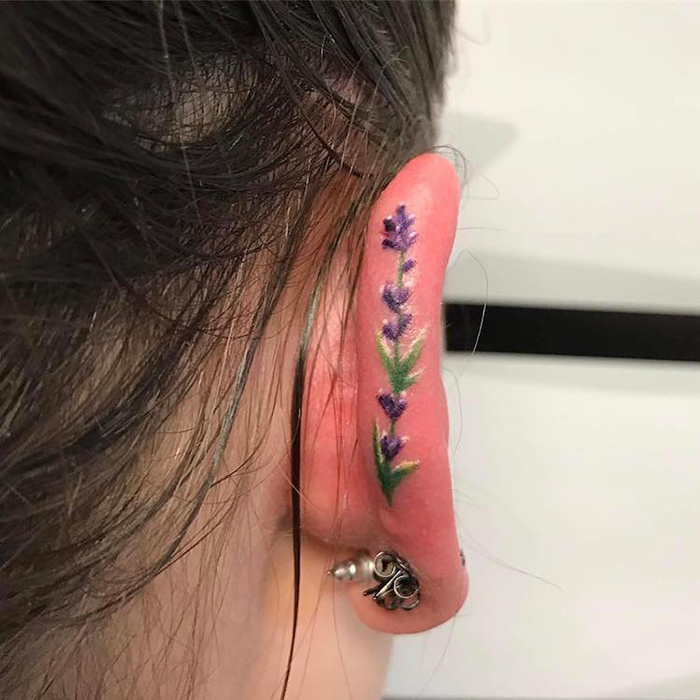 tatuaje de oreja de hélice de flor púrpura