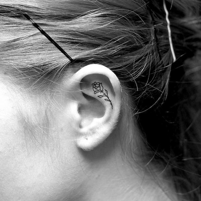 tatuaje de oreja de hélice rosa con formytattoo