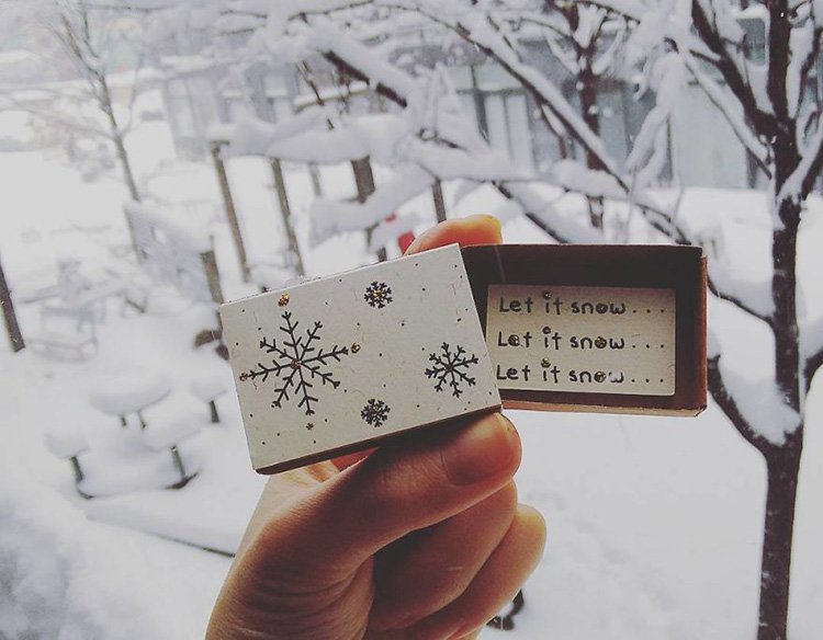 tarjeta de felicitación let-is-snow-matchbox-greeting
