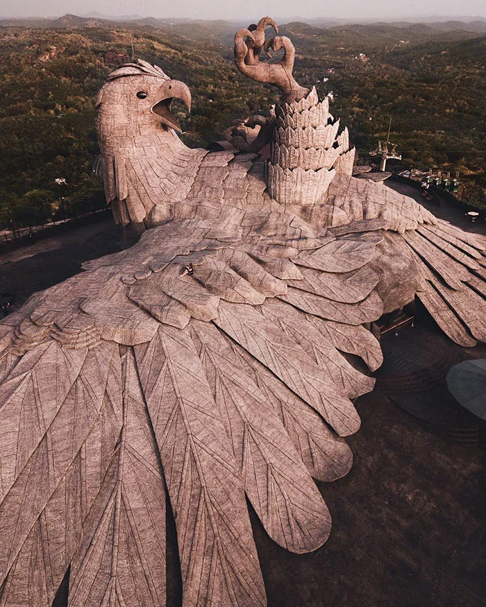 la escultura más alta del pájaro jatayu