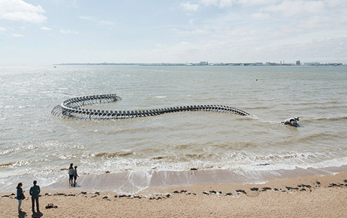 Escultura de serpiente gigante estuario Nantes Francia