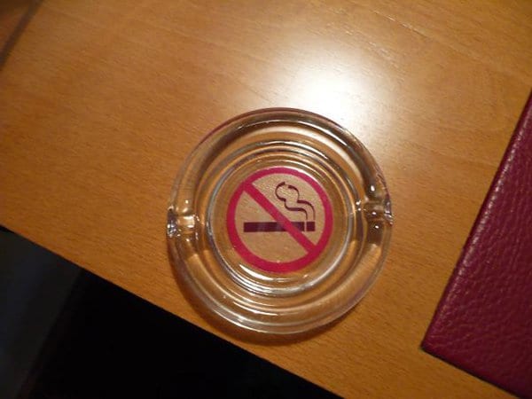 Hotel falla cenicero para no fumadores