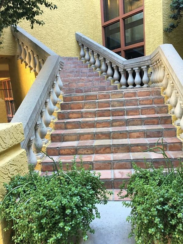 Las escaleras del hotel no llegan a ninguna parte
