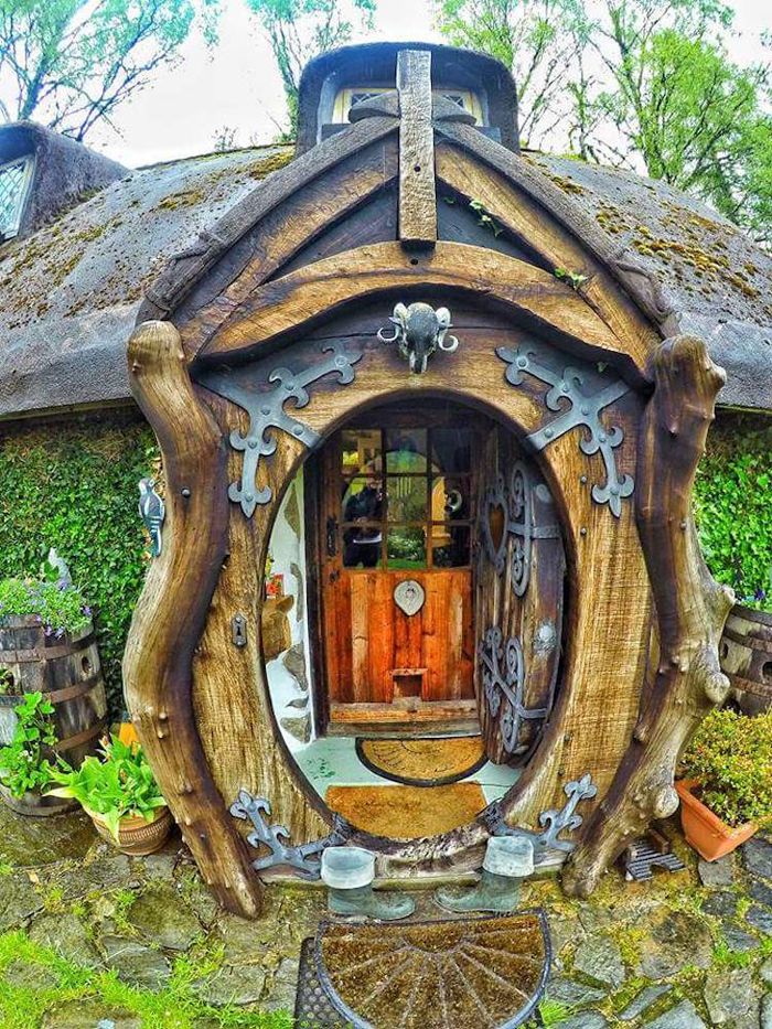 casa hobbit de la vida real alrededor de la entrada