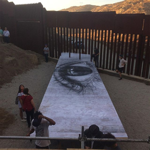 mesa de picnic de la instalación del arte de la frontera de méxico