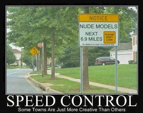 letreros-graciosos-control-de-velocidad-modelos-desnudos