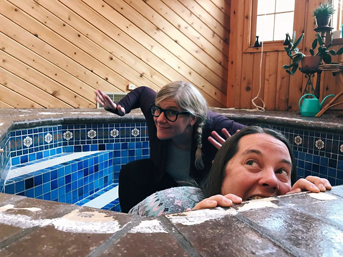 Jenny Ronsman y su amigo juegan en la bañera de hidromasaje