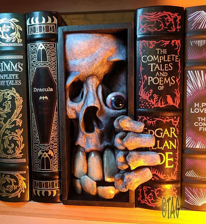 estante de libros monstruo dr lloyd cranio