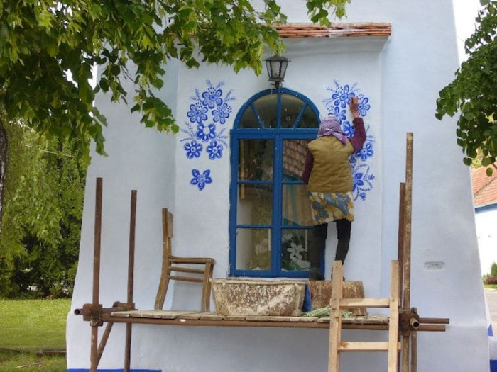 la abuela pinta casas al aire libre louka
