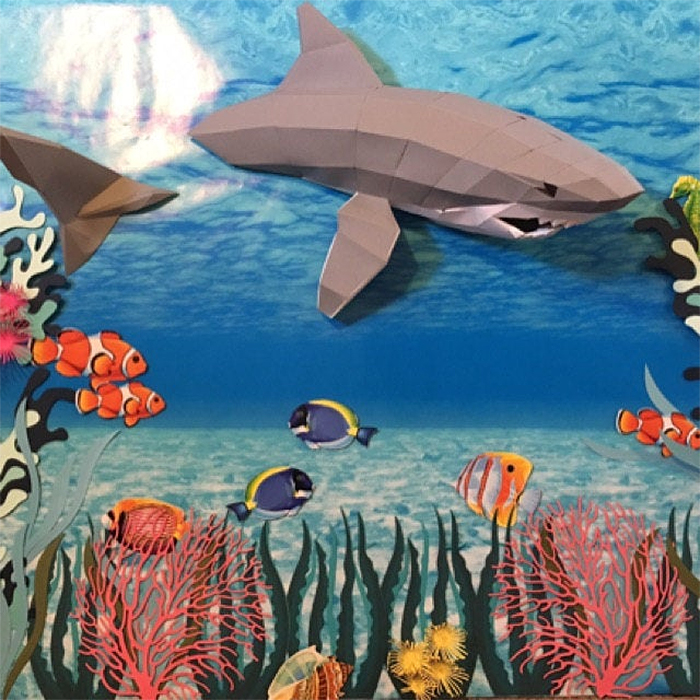 escultura de tiburón de papel flotante realista