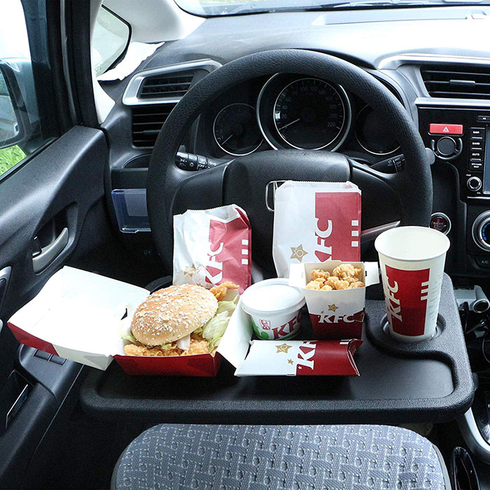 comiendo comida chatarra en un coche