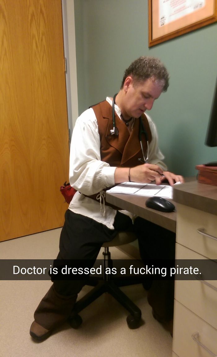 un doctor disfrazado de pirata