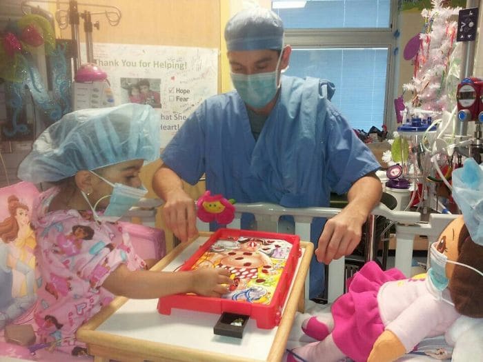 niña jugando operación en el hospital