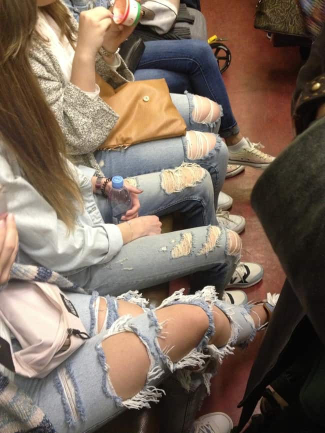 jeans rotos a diferentes niveles, tendencias de moda loca