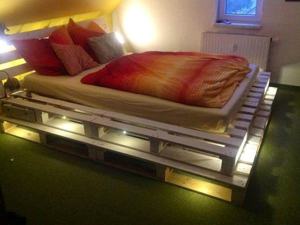cama de plataforma de madera con luces 