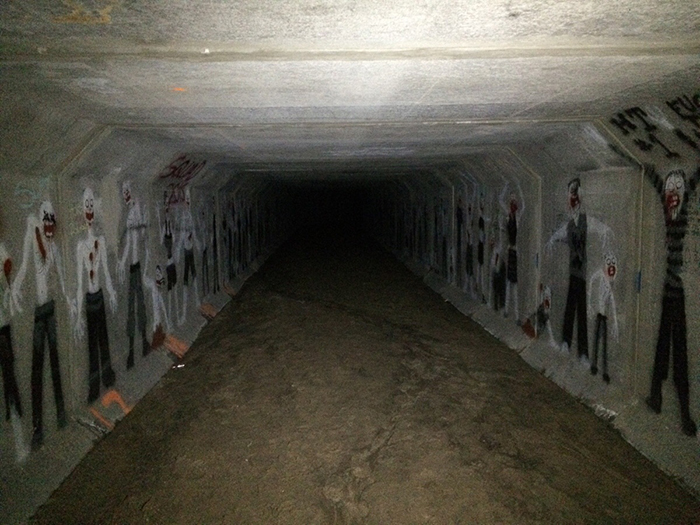 dibujos espeluznantes encontrados en un túnel debajo de un edificio de apartamentos
